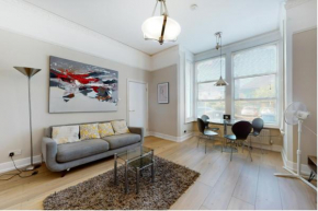 Super 1 Bedroom Flat in Hendon near Middlesex University with private parking